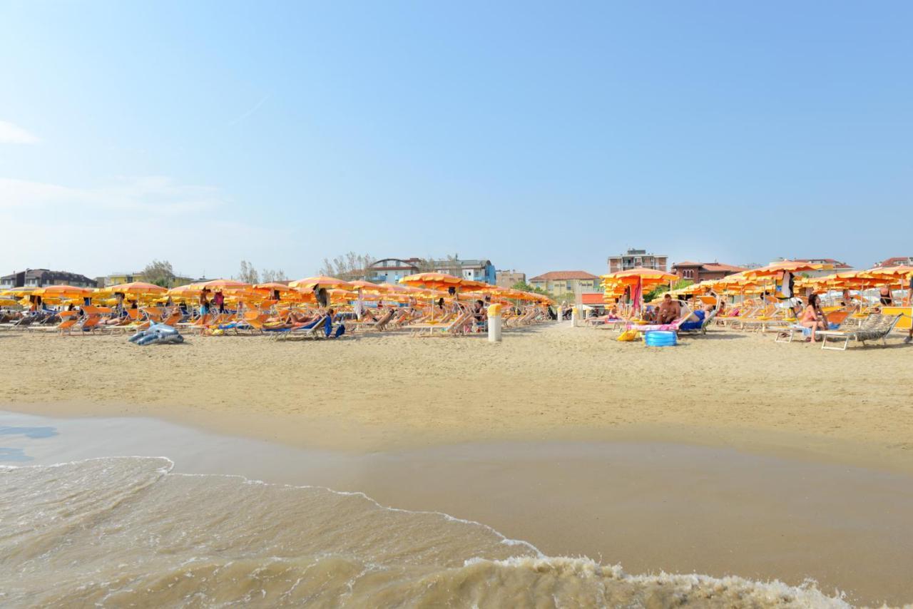 Hotel Flora Capri Cesenatico Exterior photo